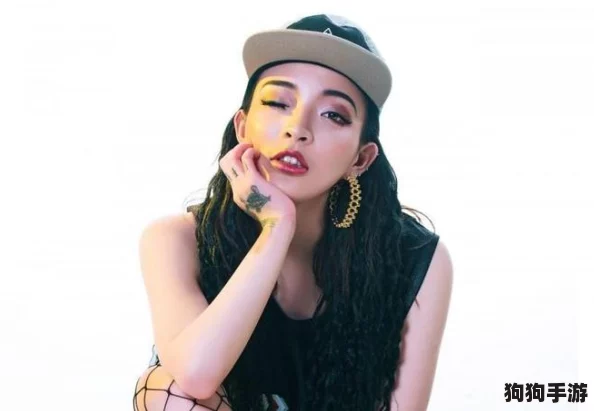 新疆女rapper：沙漠玫瑰绽放嘻哈之花，丝路音符谱写西域说唱传奇