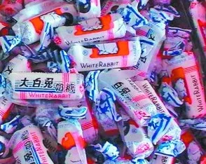 大白兔奶糖1v2的主角是谁？探索经典糖果背后的角色与故事，揭开甜蜜背影！