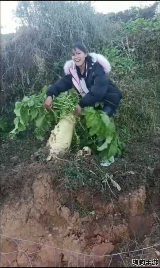 女生迈开腿又疼又叫拔萝卜，竟然引发了全网热议的奇葩现象！