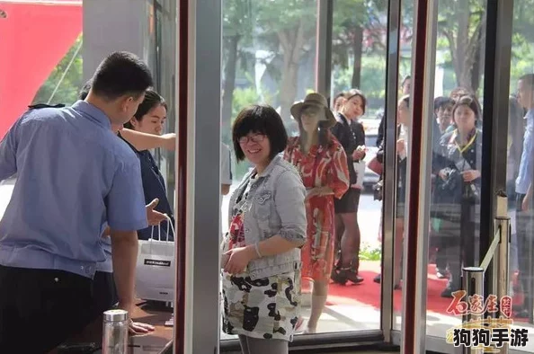 吕红今天刚进门就听见,网友热评:这场景简直让人心潮澎湃 吕红今天刚进门就听见,网友热评:这场景简直让人心潮澎湃