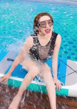 美女喷水：夏日清凉必看，瞬间引爆网络的绝美画面与惊艳时刻