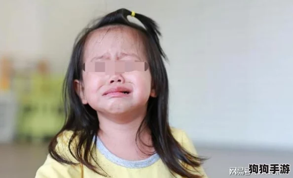 姬小满眼流泪红脸咬铁球图片：究竟是谁惹哭了这位可爱的小姑娘？网友直呼心疼