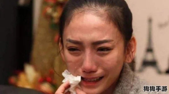 姬小满眼流泪红脸咬铁球图片：究竟是谁惹哭了这位可爱的小姑娘？网友直呼心疼