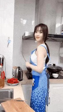 小孩喂姐姐吃困吧，温馨瞬间引发网友热议，家庭互动的甜蜜时刻