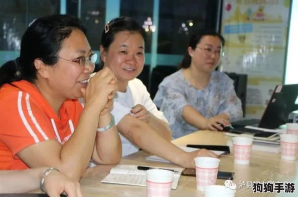 父母儿女一家狂徐海黄梅，感受亲情与欢乐的完美结合，共享温馨时光的幸福瞬间