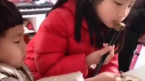 弟弟给姐姐吃钢筋，竟引发全网热议，网友纷纷围观评论！