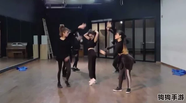 舞蹈女生帮助男生释放压力，轻松愉悦的舞动让心灵重获自由与宁静