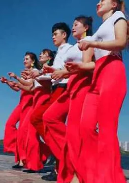 舞蹈女生帮助男生释放压力，轻松愉悦的舞动让心灵重获自由与宁静