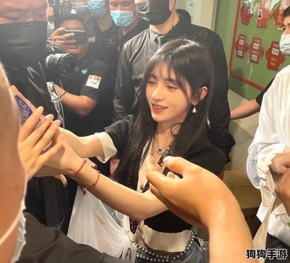 鞠婧祎说不能深入交流,因工作繁忙与粉丝互动受限引发热议 鞠婧祎说不能深入交流,因工作繁忙与粉丝互动受限引发热议