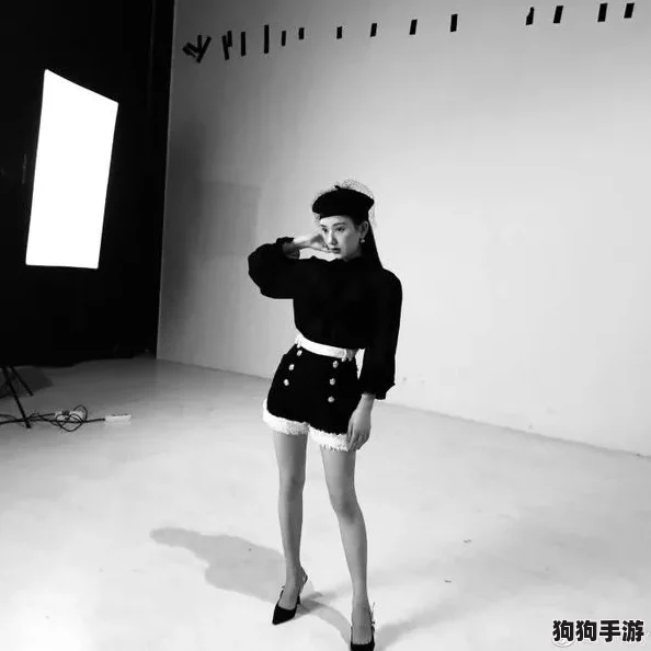 女生迈开腿又疼又叫拔萝卜，男友笑称＂这是在玩真人版拔河比赛吗？