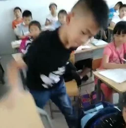 老师露出 强行让男生揉,课堂上这样的互动引发了学生们的热议与不同看法 老师露出 强行让男生揉,课堂上这样的互动引发了学生们的热议与不同看法