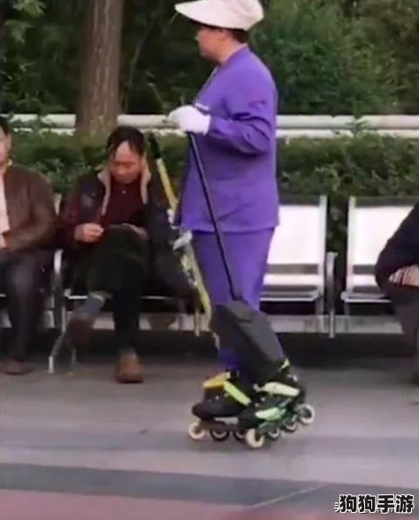 差差不多视频30分钟轮滑游戏：极速飞轮挑战赛，谁能成为街头滑王？