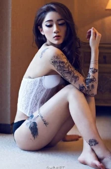 姐姐的朋友4纹身女叫什么名字？揭晓她的真实身份与独特魅力！