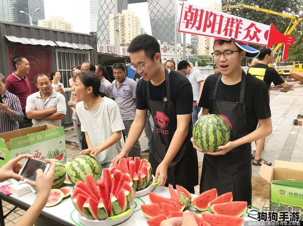 北京朝阳群众五一吃瓜，＂摸鱼＂大师竟在此现身！网友：假期也不消停