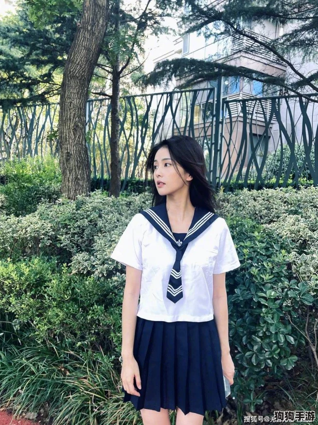 美女班长露 让我揉，校园生活中的甜蜜瞬间与青春的悸动交织在一起