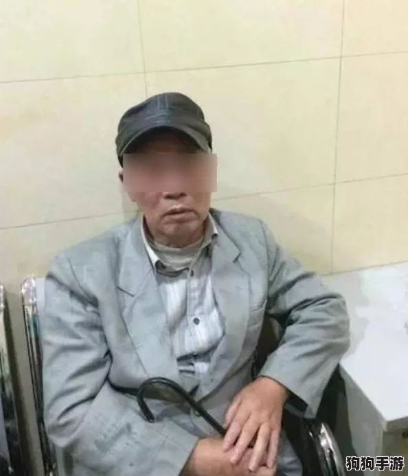 骚年与老头在卫生间互摸，网友热议事件真相曝光