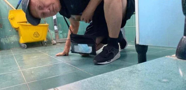 骚年与老头在卫生间互摸，网友热议事件真相曝光