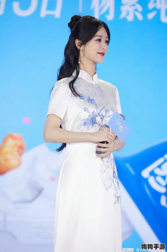 萌白酱金色的旗袍，展现优雅与时尚的完美结合，令人心动不已！