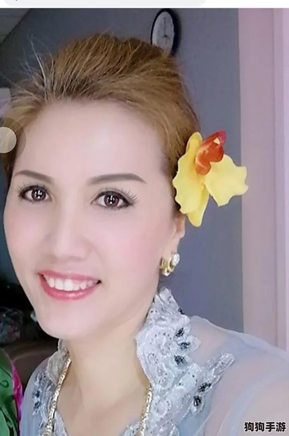 超美熟女红色妖姬圣水，尽享奢华护肤与魅力绽放的完美结合