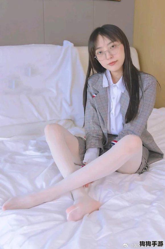 小仙女白丝扒开腿，感受梦幻般的青春气息与甜蜜恋爱瞬间